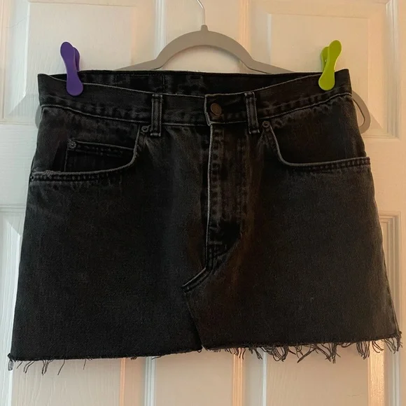 Levi’s Faded Black Denim Mini Skirt size 32 - Picture 2 of 8